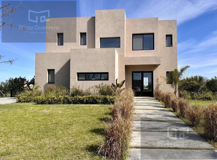 Casa · 280m² · 5 Ambientes · 4 Cocheras