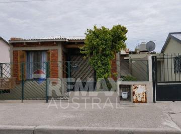 Casa · 210m² · 5 Ambientes · 3 Cocheras · Casa 3 Dorm. Km8