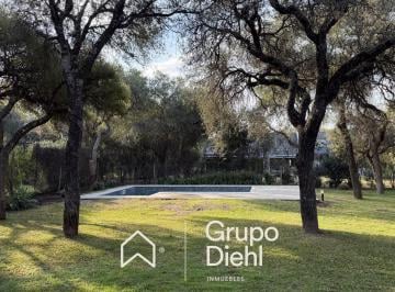 Casa · 1500m² · 8 Ambientes · 2 Cocheras · Casa 4 Dorm. en Alquiler Country El Bosque