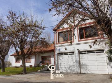 Casa · 328m² · 10 Ambientes · 3 Cocheras · Venta Casa Barrio Jardines del Rey, Neuquén Capital