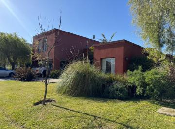 Casa · 313m² · 8 Ambientes · 2 Cocheras · Muy Linda Casa en B° Cdo Bella Vista Chico