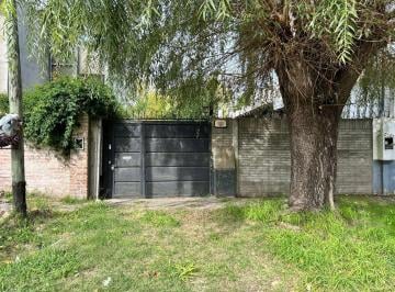 Casa · 150m² · 4 Dormitorios · 1 Cochera · Lote con Construcciones a Reciclar!