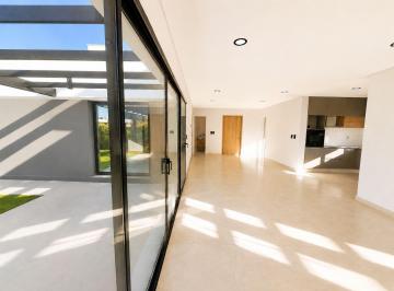 Casa · 152m² · 5 Ambientes · 2 Cocheras · Casa en Venta Bº Privado Lomas de Russell