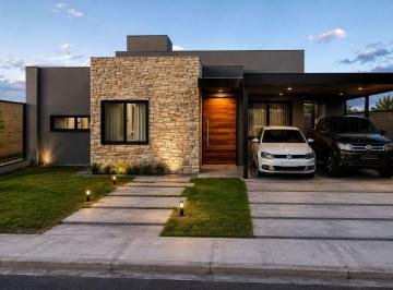 Casa · 148m² · 6 Ambientes · 2 Cocheras · Casa en Venta