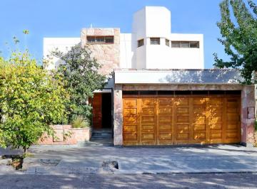 Casa · 313m² · 7 Ambientes · 4 Cocheras · Casa en Venta con Salida a Dos Calles - Luján de Cuyo