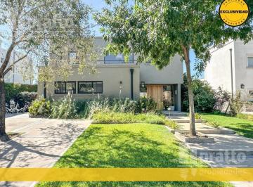 Casa · 191m² · 5 Ambientes · Casa en Venta de 3 Dorm. en La Comarca