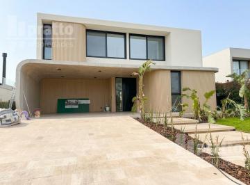 Casa · 302m² · 8 Ambientes · Casa Al Agua en Laguna Grande a La Venta