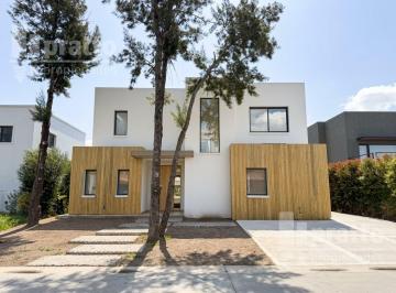 Casa · 239m² · 7 Ambientes · Casa en Laguna Grande Sobre Lote Interno