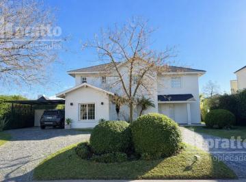 Casa · 230m² · 9 Ambientes · 2 Cocheras · Casa en Venta Barrio Septiembre