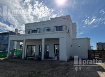 Casa · 180m² · 4 Ambientes · 2 Cocheras · Casa en Venta de 3 Dorm. en El Cantón Norte