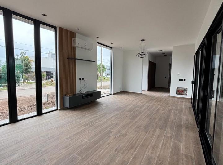 Casa · 300m² · 5 Ambientes · 4 Cocheras
