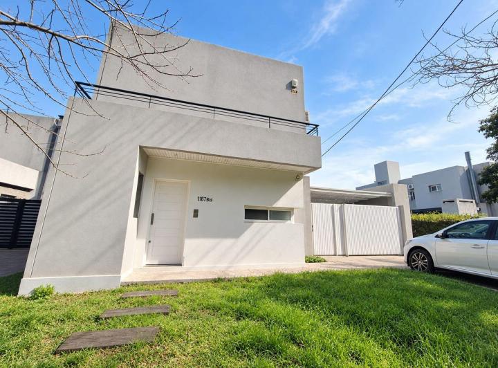 Casa · 97m² · 3 Ambientes · 2 Cocheras