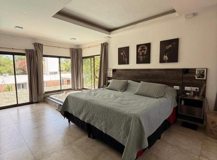 Casa · 232m² · 10 Ambientes · 2 Cocheras