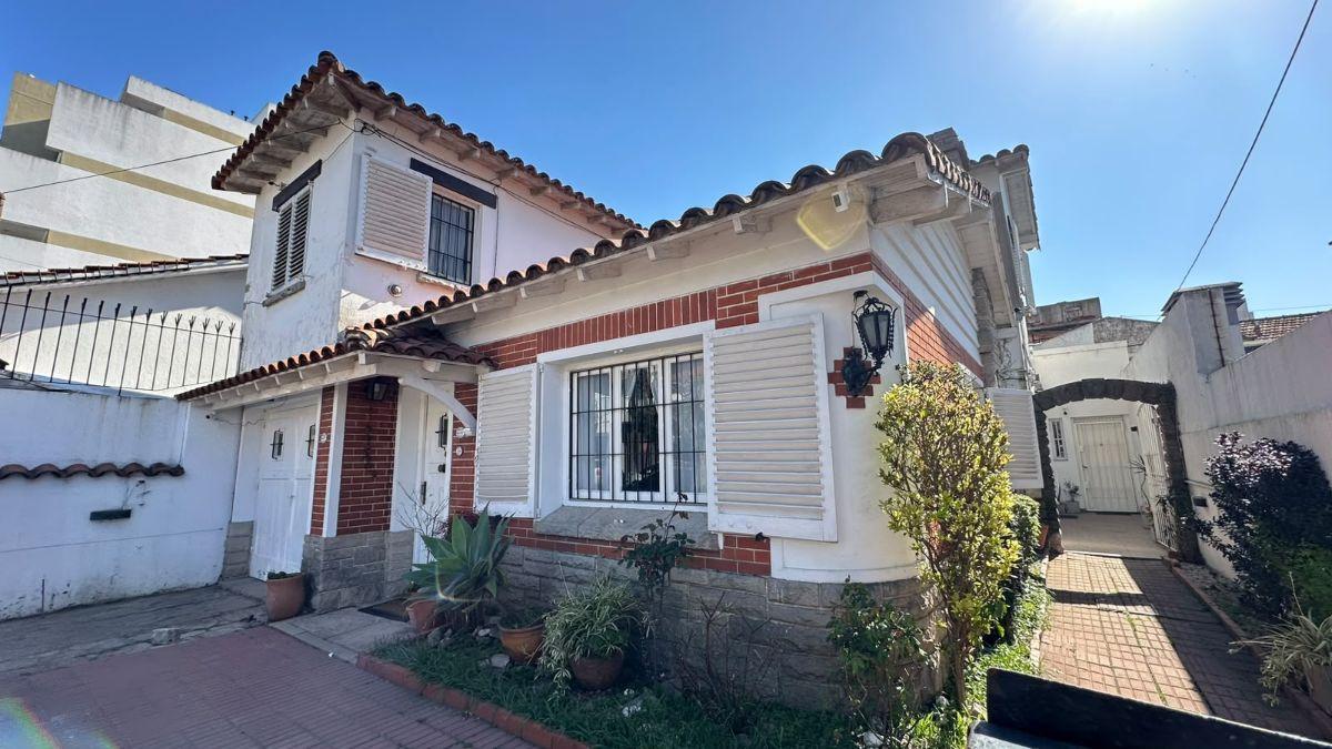 Chalet 6 amb, 270m² en Chauvín con cochera y oficina independiente