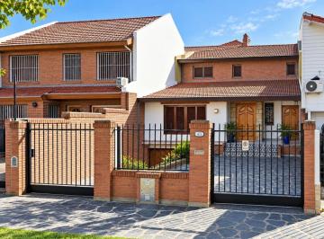 Casa de 5 ambientes, Vicente López · Casa 5 Amb, 25 m de Fondo, Garage/cochera (5 Autos), Muy Cerca de Av y Tren.