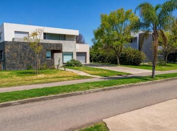 Casa · 400m² · 6 Ambientes · 4 Cocheras · Venta Propiedad Kentucky Club de Campo