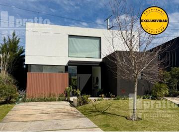 Casa · 210m² · 4 Ambientes · Casa en Venta de 3 Dorm. en Las Tipas