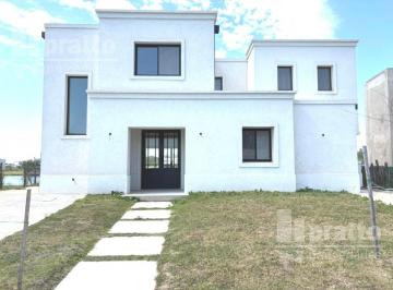 Casa · 230m² · 5 Ambientes · 2 Cocheras · Casa en Venta de 3 Dorm. en Santa Ana