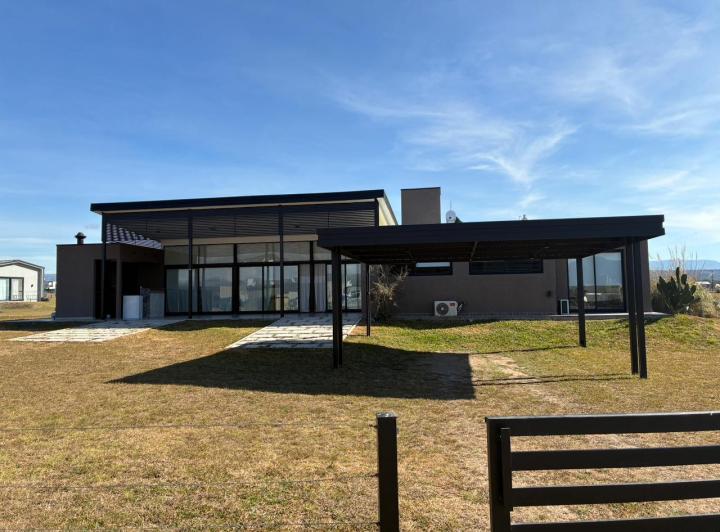 Casa · 1400m² · 3 Ambientes · 2 Cocheras