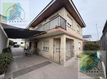 Casa · 305m² · 8 Ambientes · 1 Cochera · Propiedad en Block en Las Avs