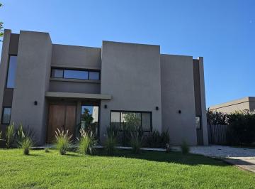 Casa · 198m² · 5 Ambientes · Casa en Venta y Alquiler 3 Dorm. El Cantón Norte a La Laguna con Pileta