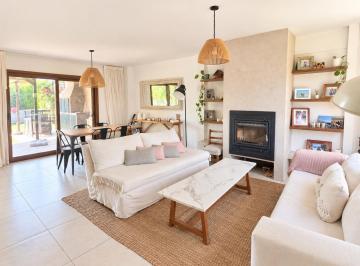 Casa · 240m² · 6 Ambientes · Casa en Alquiler Temporario - Barrio San Isidro Labrador