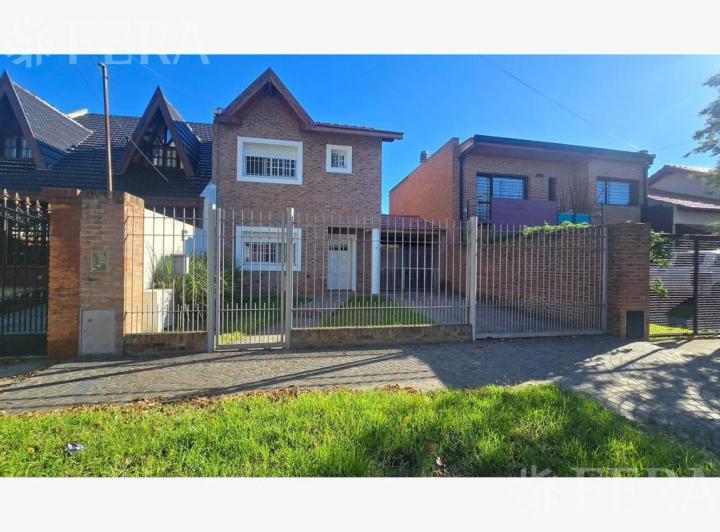 Casa · 110m² · 3 Ambientes · 2 Cocheras