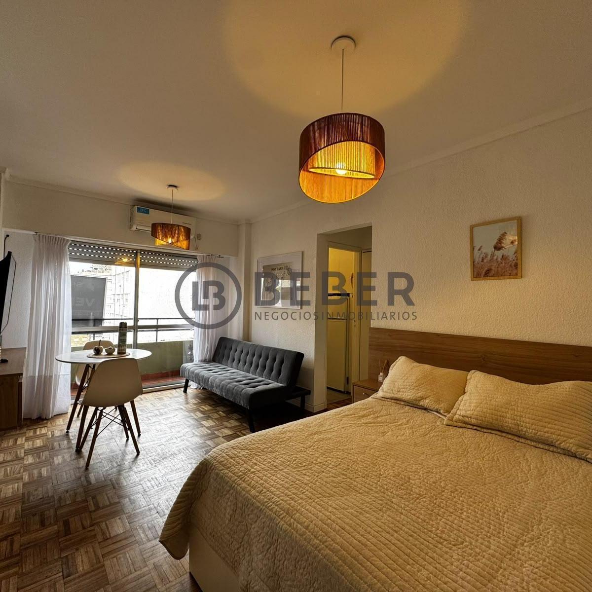 En venta ambiente al frente con balcon saliente