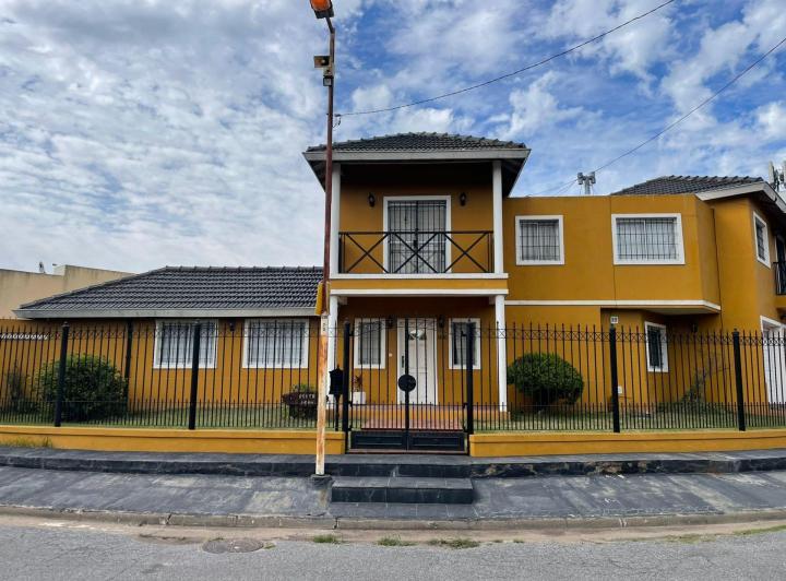 Casa · 221m² · 5 Ambientes · 2 Cocheras