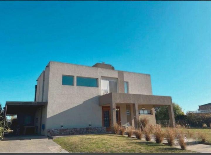 Casa · 220m² · 5 Ambientes · 2 Cocheras