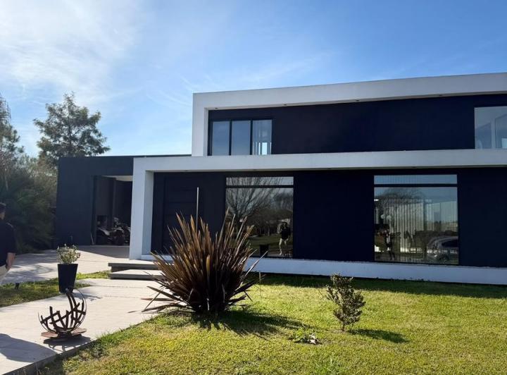 Casa · 390m² · 5 Ambientes · 4 Cocheras