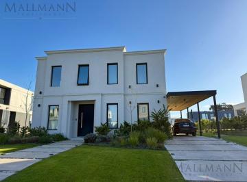 Casa · 215m² · 6 Ambientes · 2 Cocheras · Alquiler Casa 4 Dorms Amoblada en La Calesa, Pilará