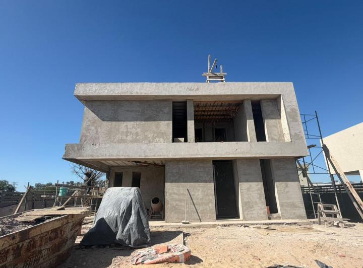 Casa · 242m² · 6 Ambientes · 1 Cochera