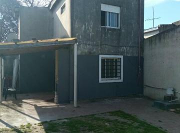 Casa · 45m² · 2 Ambientes · 3 Cocheras · Duplex un Dormitorio, Entrada de Auto y Amplio Espacio Libre