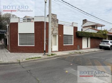 Casa · 120m² · 4 Ambientes · 1 Cochera · Casa de 151 m² con 2 Dorm. en Venta en Sarandi