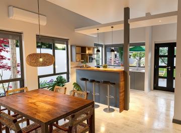 Casa · 143m² · 4 Ambientes · 1 Cochera · Hermosa Casa de 4 Ambientes Reciclada a Nuevo en Florida - Apto Crédito! - en Venta