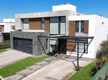 Casa · 428m² · 3 Dormitorios · 2 Cocheras · Casa de Categoría en Comahue Golf Club