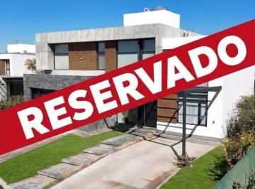 Casa · 428m² · 3 Dormitorios · 2 Cocheras · Casa de Categoría en Comahue Golf Club