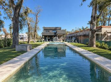 Casa · 140m² · 4 Ambientes · Casa en Alvarez del Bosque