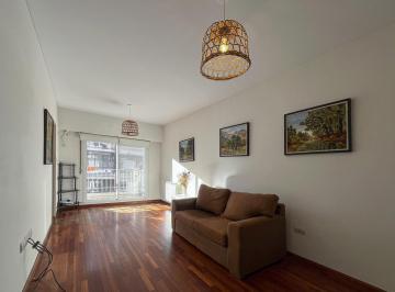 Departamento · 48m² · 2 Ambientes · Departamento de 1 Dormitorio Al Frente con Radiadores en Zona Río