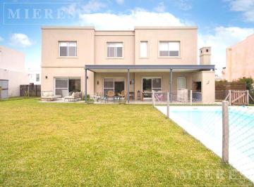 Casa · 240m² · 5 Ambientes · 2 Cocheras · Alquiler de Verano en Barbarita, Bancalari.