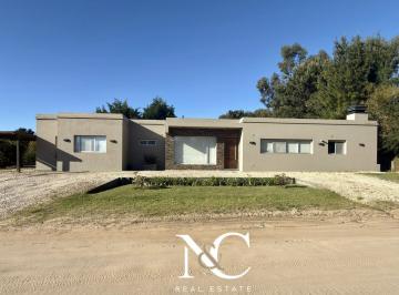 Casa · 200m² · 5 Ambientes · 1 Cochera · Casa en Alquiler en Costa Esmeralda Para 8 Personas con Pileta