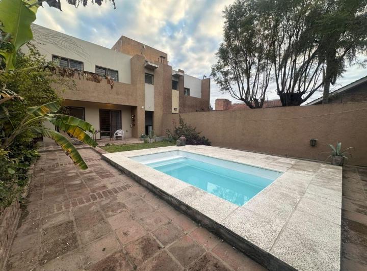 Casa · 140m² · 6 Ambientes · 2 Cocheras