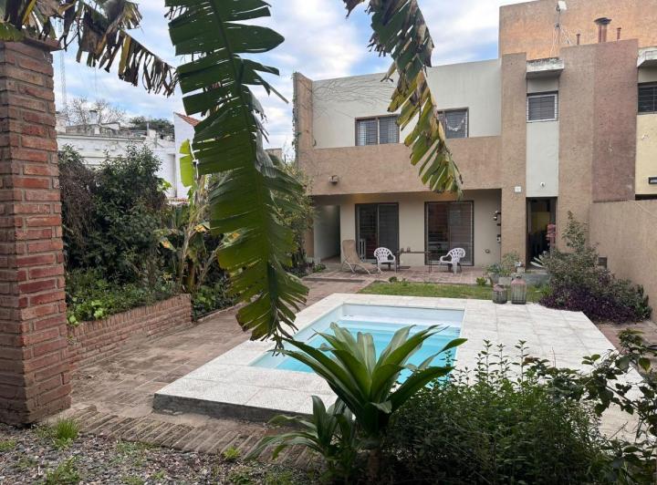 Casa · 140m² · 6 Ambientes · 2 Cocheras