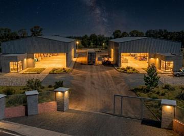 Bodega-Galpón · 1070m² · 2 Ambientes · Base Industrial en Venta Sobre Ruta 22 | 1.000 m² Cubiertos + 1 Ha de Terreno | Fernandez Oro