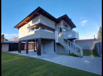 Casa · 182m² · 5 Ambientes · Casa - 2dorm - Baño - Toilet - Quincho - Cochera