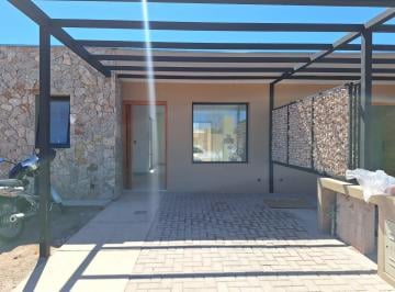 Casa · 73m² · 2 Ambientes · 1 Cochera · Casa a Estrenar 2 Dorm., Rusell, Maipú