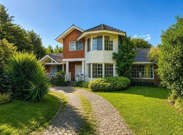 Casa · 205m² · 6 Ambientes · 3 Cocheras · Casa en Mapuche C. C