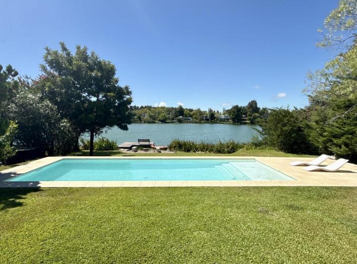 Casa · 210m² · 7 Ambientes · 3 Cocheras