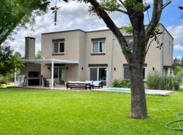 Casa · 280m² · 7 Ambientes · 1 Cochera · Casa en Venta en Los Cardales de 7 Ambientes con Pileta, Jardín y Galería con Parrilla.